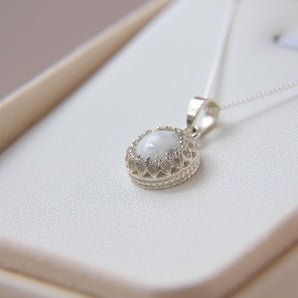 Hidden ashes, pearl white shimmer, silver flecks