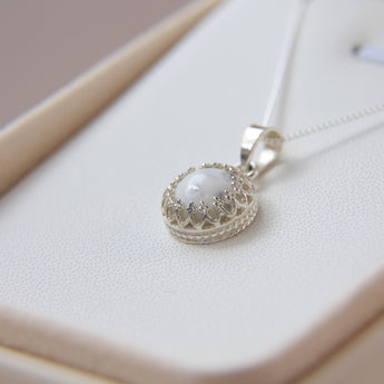 Hidden ashes, pearl white shimmer, silver flecks