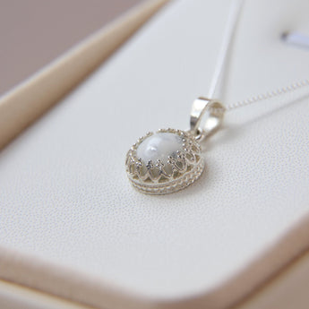Hidden ashes, pearl white shimmer, silver flecks