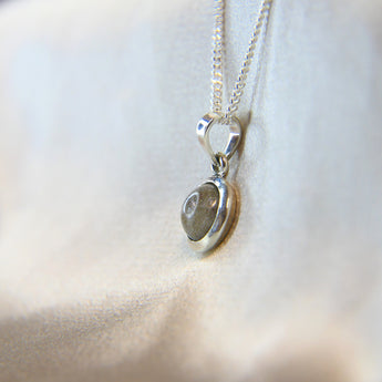 Heavy ashes, pearl white shimmer, 8mm