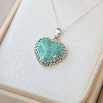 Teal shimmer, milk, crushed white opal