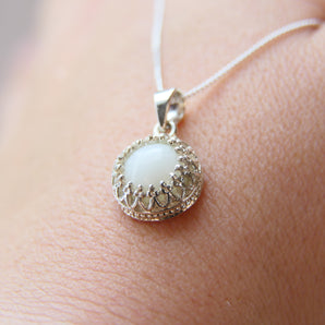 Round keepsake pendant- Crown style