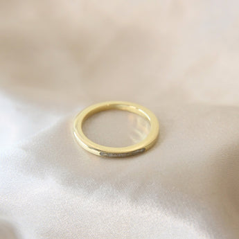 Solid yellow gold band, pearl white shimmer, hair