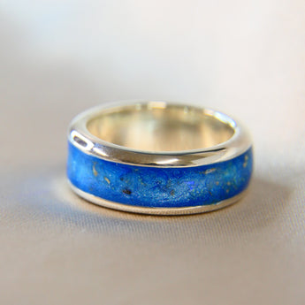 Silver band, light blue shimmer, lightly sprinkled ashes 