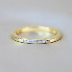 Yellow gold band, crystal white shimmer, hair, and lightly sprinkled ashes 