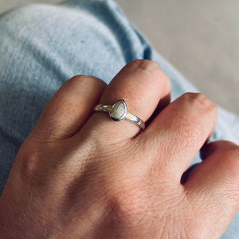 Heavy ashes, dog fur, pearl white shimmer 